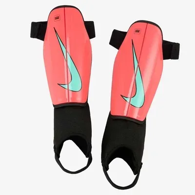 Canilleras charge grd su23 nike